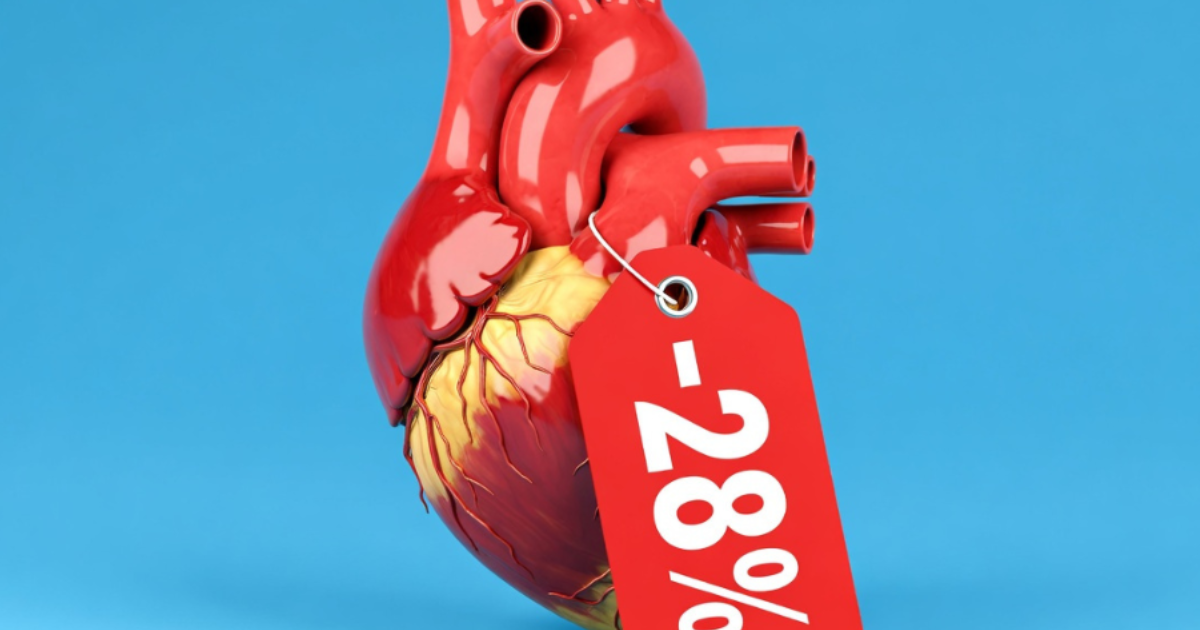 リアルな心臓の模型に「-28%」と書かれた赤いプライスタグが付けられた画像
