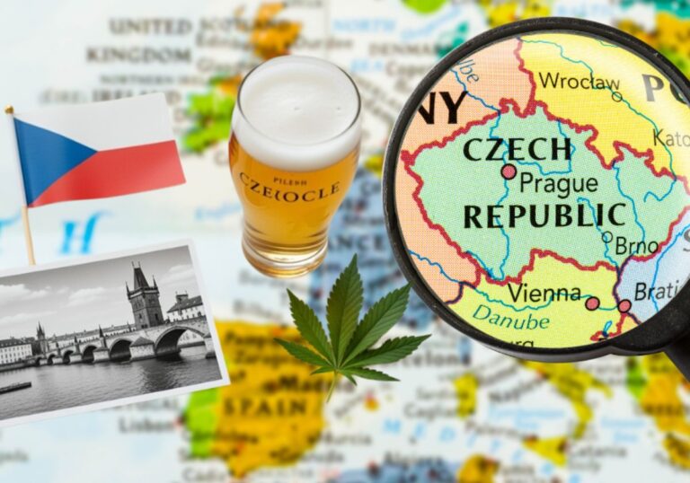 チェコ共和国の地図を拡大鏡で覗く様子。背景にはチェコの国旗、カレル橋の白黒写真、ビールグラス、そして中央に大麻の葉が配置され、2026年1月の大麻合法化を象徴するイメージ。
