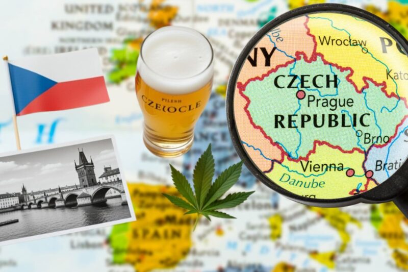 チェコ共和国の地図を拡大鏡で覗く様子。背景にはチェコの国旗、カレル橋の白黒写真、ビールグラス、そして中央に大麻の葉が配置され、2026年1月の大麻合法化を象徴するイメージ。