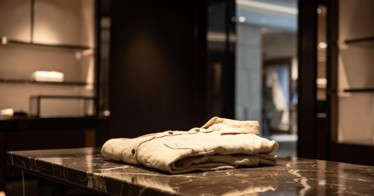 京都西陣の職人が丁寧にヘンプ繊維を織る手元のクローズアップ、HOSOO MENのクラフトマンシップを象徴するイメージ