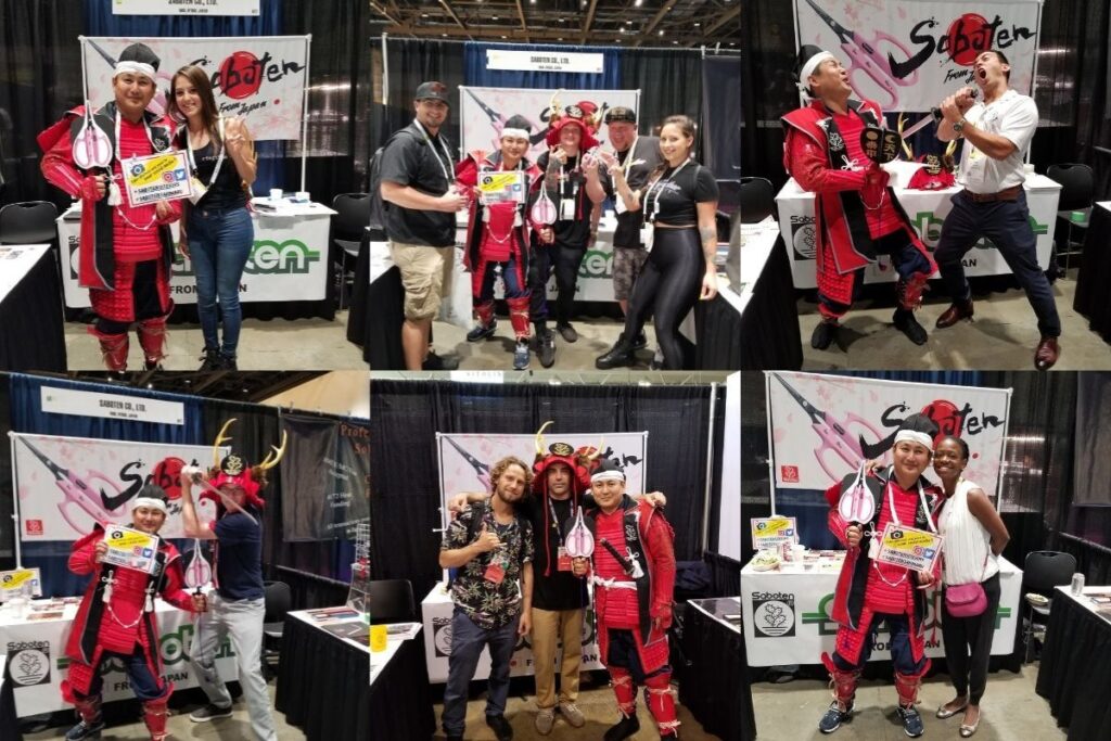 Sabotenブースで記念撮影するサムライ甲冑姿の日本人男性とタトゥー入りの外国人男性