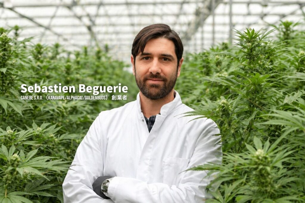 温室内で大麻植物に囲まれ腕を組んで立つ白衣の男性研究者のポートレート