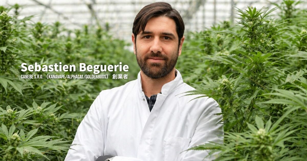 温室内で大麻植物に囲まれ腕を組んで立つ白衣の男性研究者のポートレート