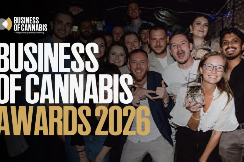 Business of Cannabis Awards 2026の会場で、参加者たちが笑顔で集合写真を撮影している様子