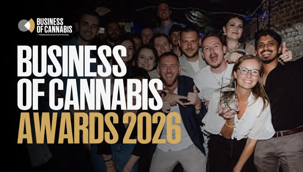 Business of Cannabis Awards 2026の会場で、参加者たちが笑顔で集合写真を撮影している様子