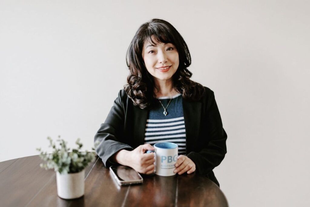 リラックスしたジャクリーン・シャン（Jacqueline Shan）博士