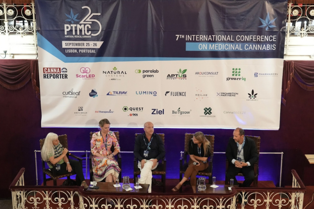 リスボンで開催された第7回国際医療用大麻会議（PTMC 25）のパネルディスカッション。大きなスポンサーバナーの前で5人が椅子に座って話している様子